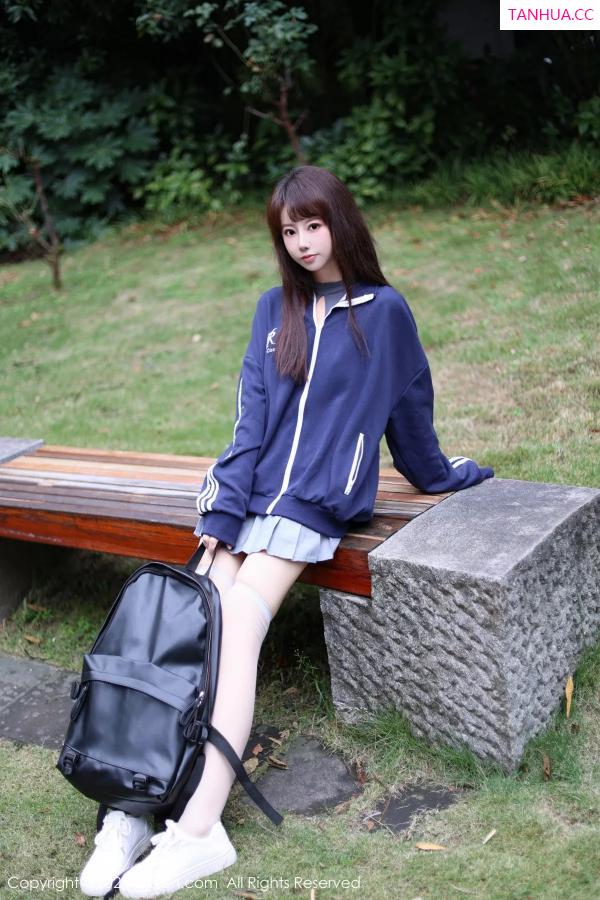   [XiuRen]高清写真图 2023.12.08 No.7784 韩系学妹 短裙美腿第3张图片